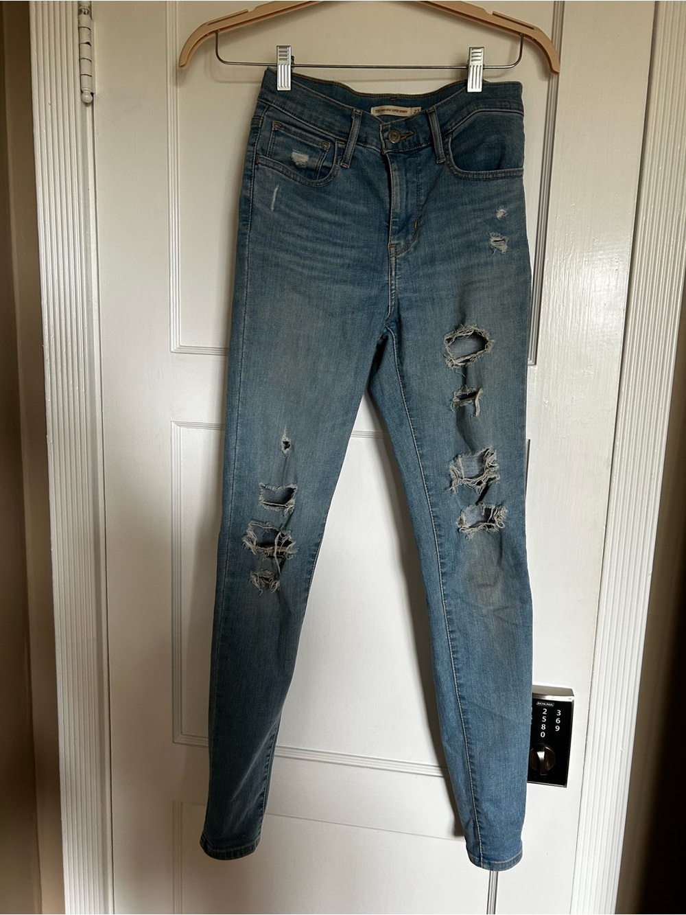 Levi’s 720 High Rise Super Skinny Distressed Jeans Size 27 Medium Wash